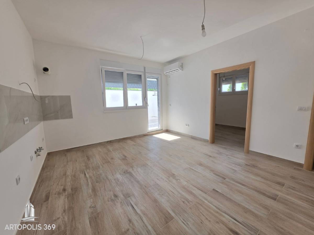 Izuzetan 1.5, 33m2+29m2 dvorište, sa parkingom